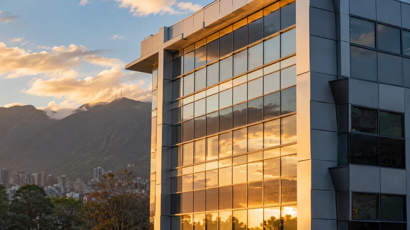 Edificio moderno con fachada de aluminio en Caracas