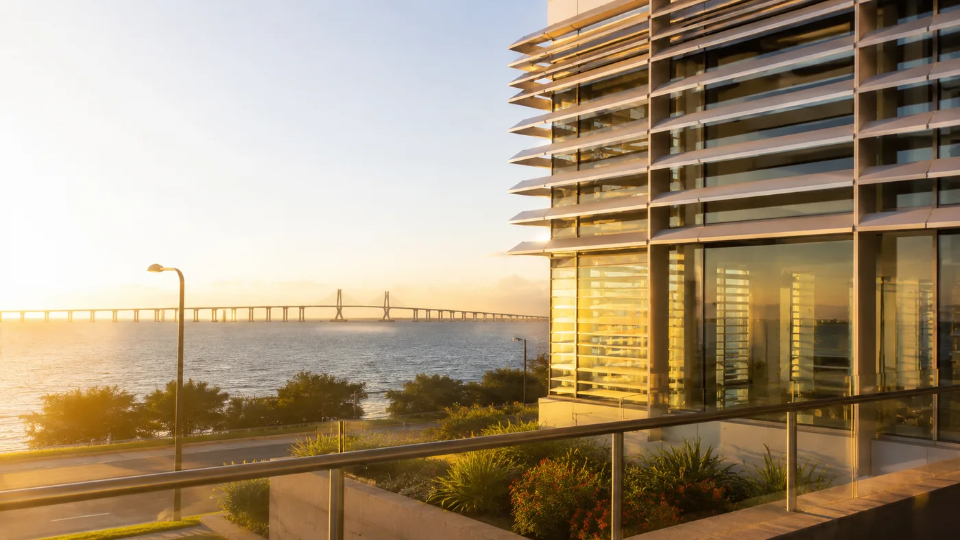 Edificio con parasoles de aluminio junto al Puente sobre el Lago de Maracaibo